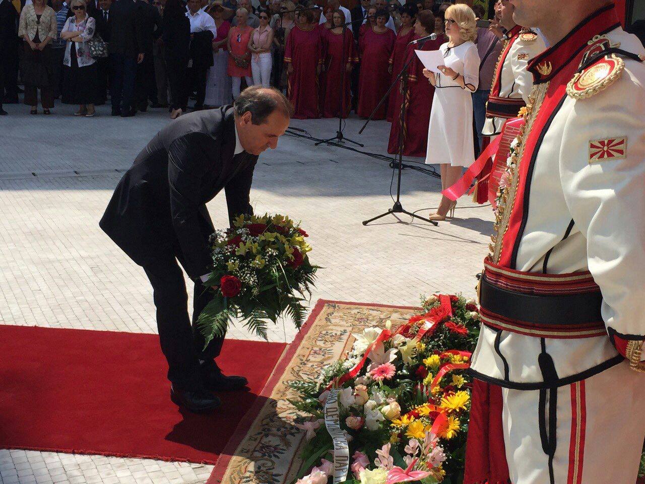 Делегација на ДС положи цвеќе пред споменикот на Ченто во Скопје